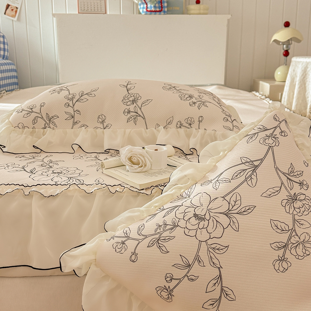 91家纺网 家纺一手货源 找家纺 川悦生活 2026新款凉豆豆凉感冰丝床裙三件套 墨枝春叙