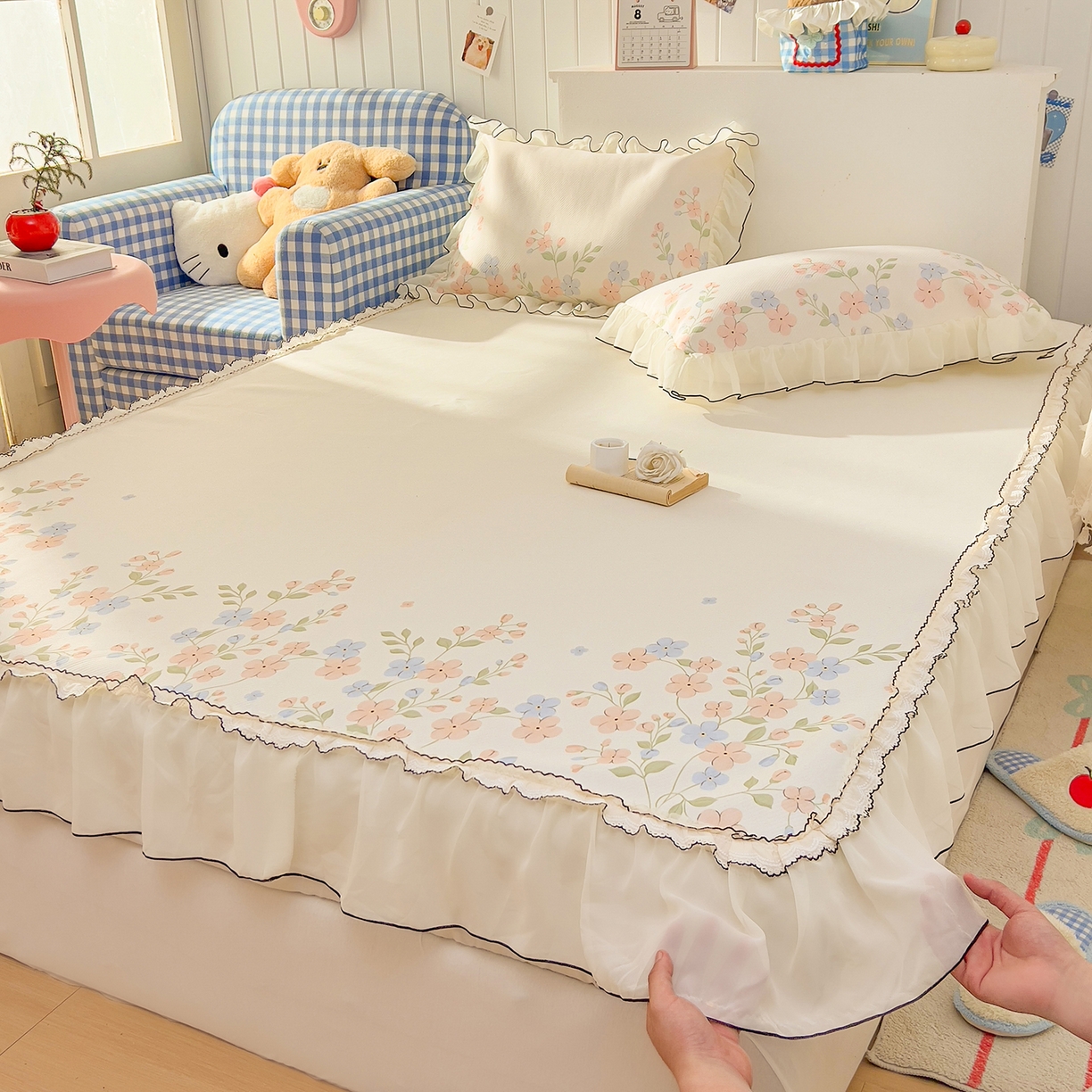 91家纺网 家纺一手货源 找家纺 川悦生活 2026新款凉豆豆凉感冰丝床裙三件套 奶芙粉蓝