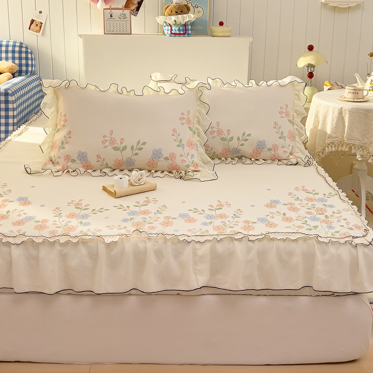 91家纺网 家纺一手货源 找家纺 川悦生活 2026新款凉豆豆凉感冰丝床裙三件套 奶芙粉蓝