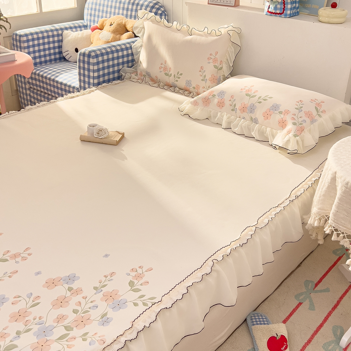 91家纺网 家纺一手货源 找家纺 川悦生活 2026新款凉豆豆凉感冰丝床裙三件套 奶芙粉蓝