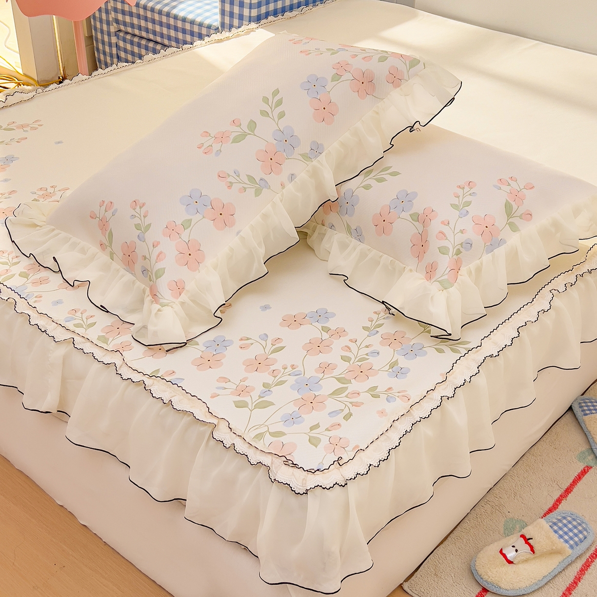 91家纺网 家纺一手货源 找家纺 川悦生活 2026新款凉豆豆凉感冰丝床裙三件套 奶芙粉蓝