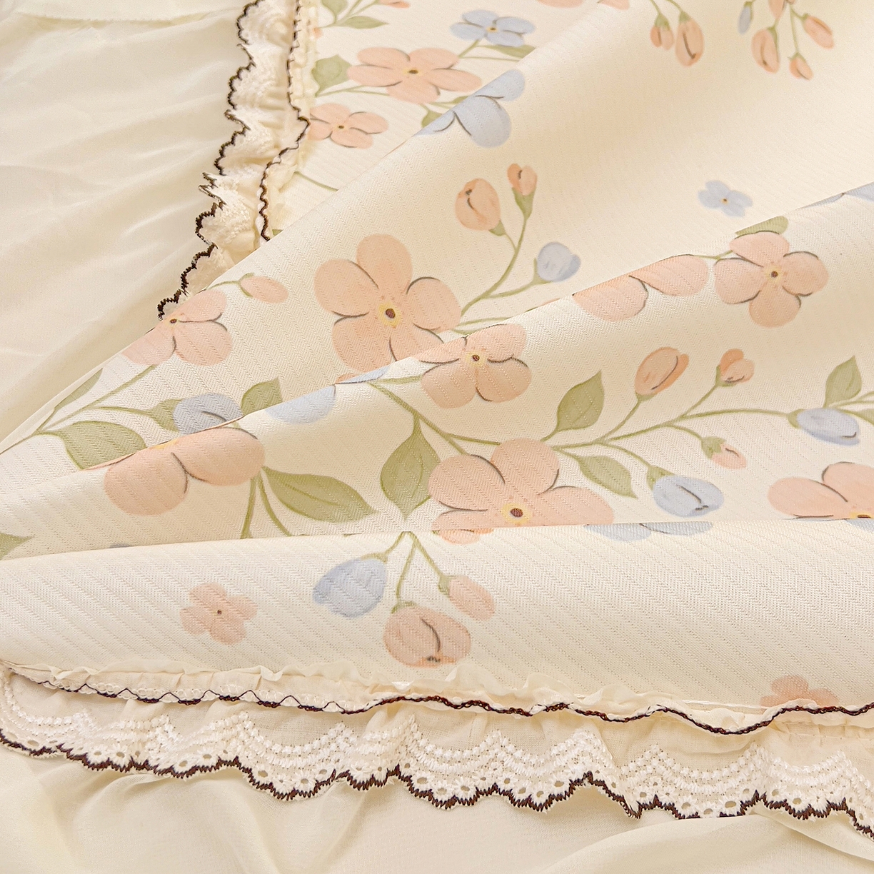 91家纺网 家纺一手货源 找家纺 川悦生活 2026新款凉豆豆凉感冰丝床裙三件套 奶芙粉蓝