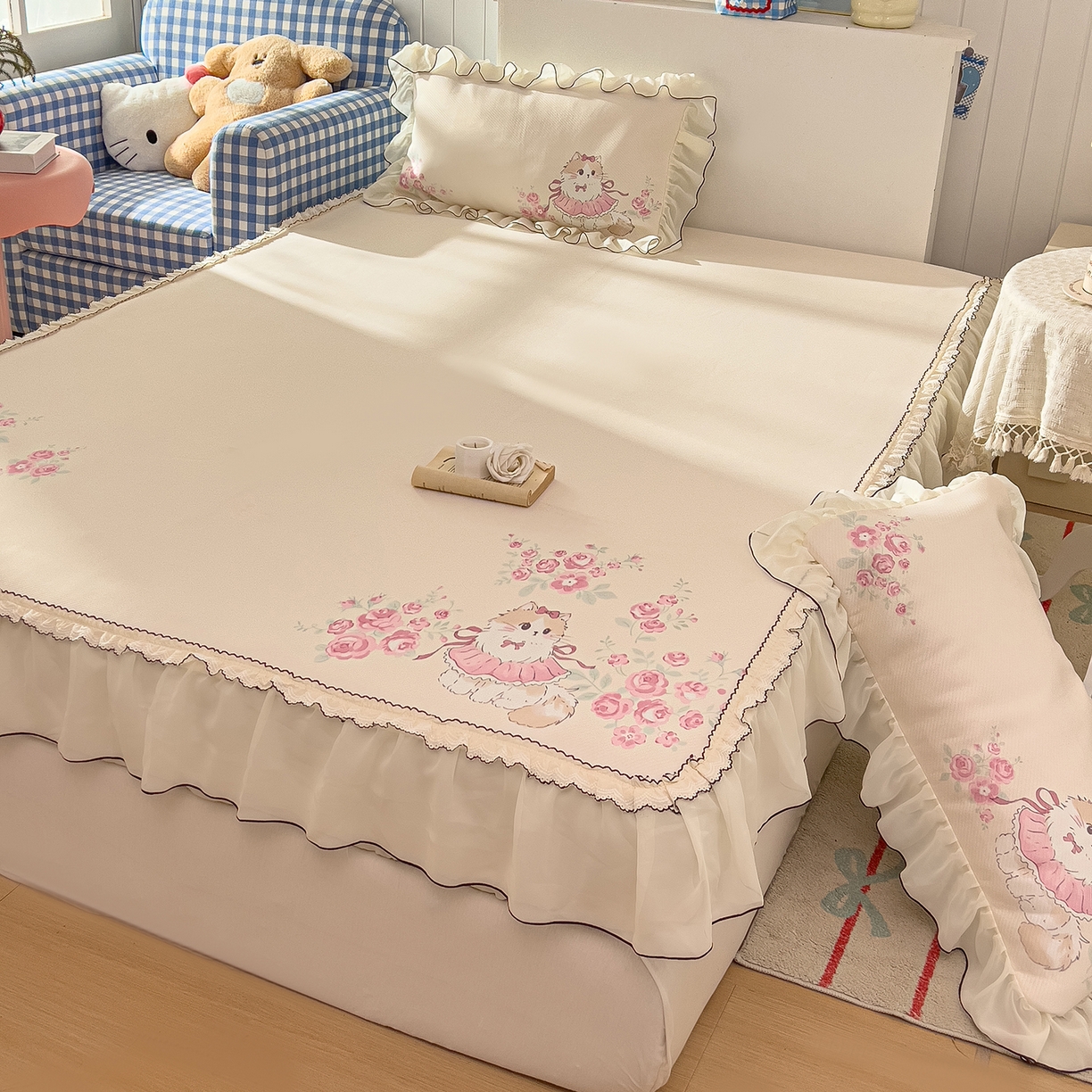 91家纺网 家纺一手货源 找家纺 川悦生活 2026新款凉豆豆凉感冰丝床裙三件套 柔粉花境