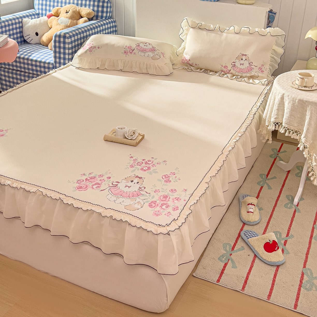 91家纺网 家纺一手货源 找家纺 川悦生活 2026新款凉豆豆凉感冰丝床裙三件套 柔粉花境