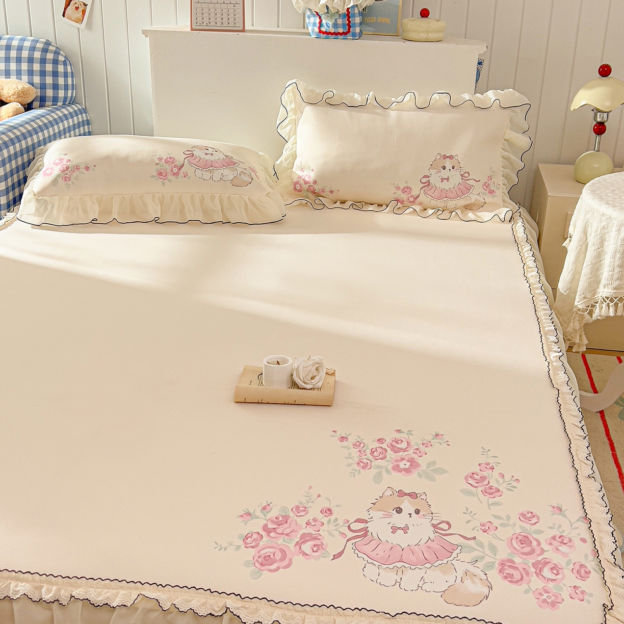 91家纺网 家纺一手货源 找家纺 川悦生活 2026新款凉豆豆凉感冰丝床裙三件套 柔粉花境