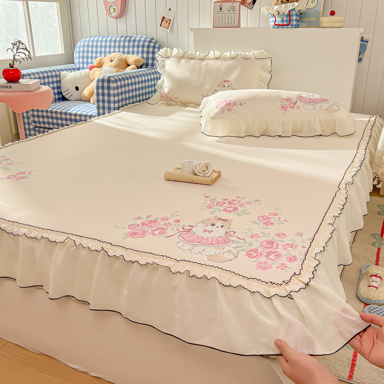 91家纺网 家纺一手货源 找家纺 川悦生活 2026新款凉豆豆凉感冰丝床裙三件套 柔粉花境