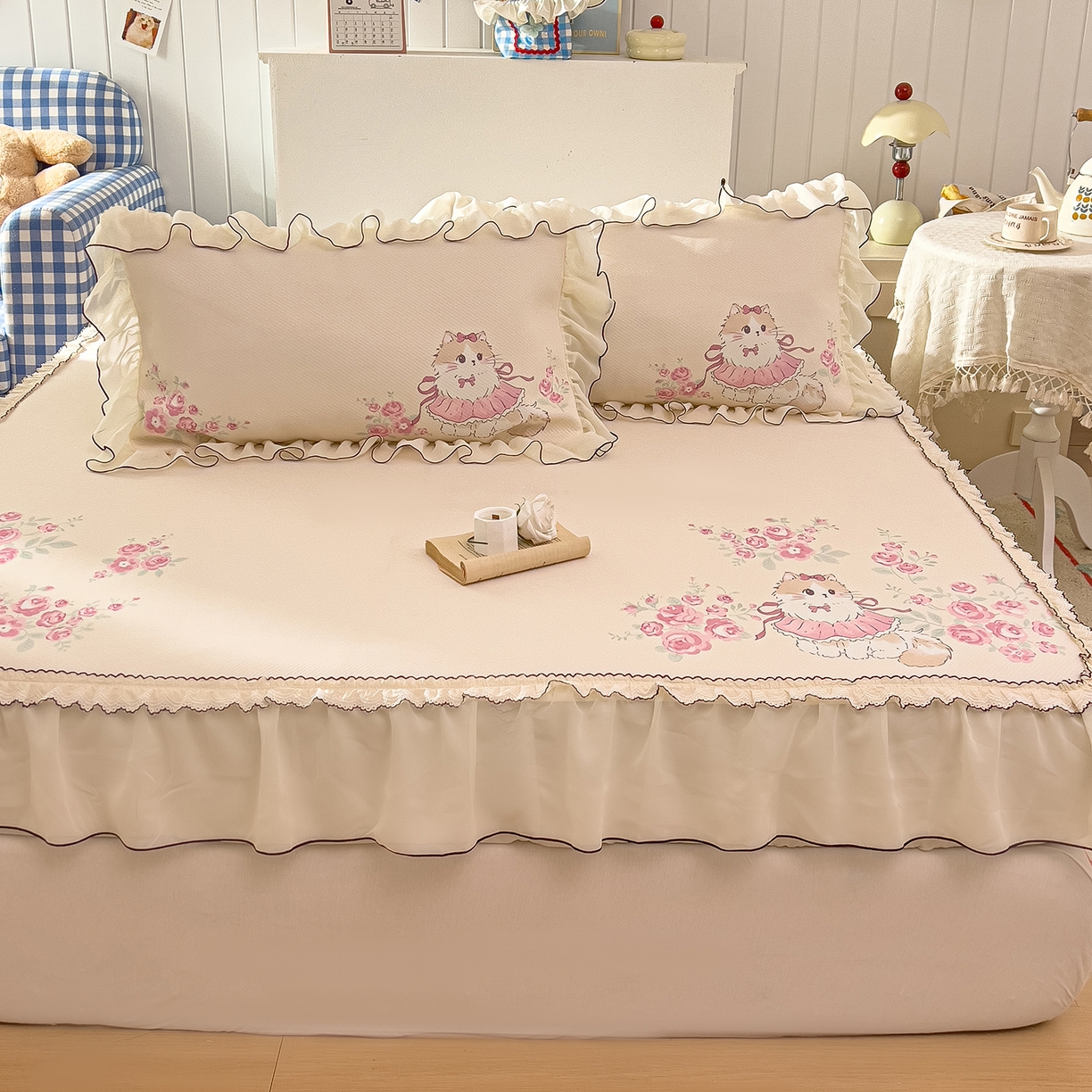 91家纺网 家纺一手货源 找家纺 川悦生活 2026新款凉豆豆凉感冰丝床裙三件套 柔粉花境