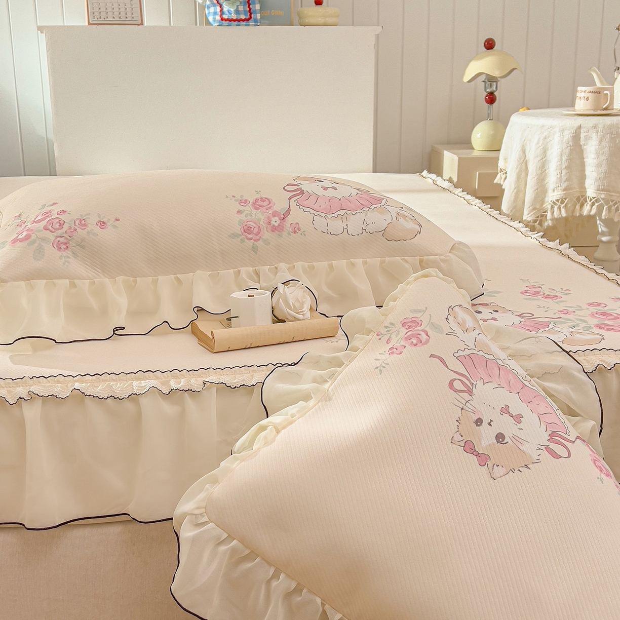 91家纺网 家纺一手货源 找家纺 川悦生活 2026新款凉豆豆凉感冰丝床裙三件套 柔粉花境