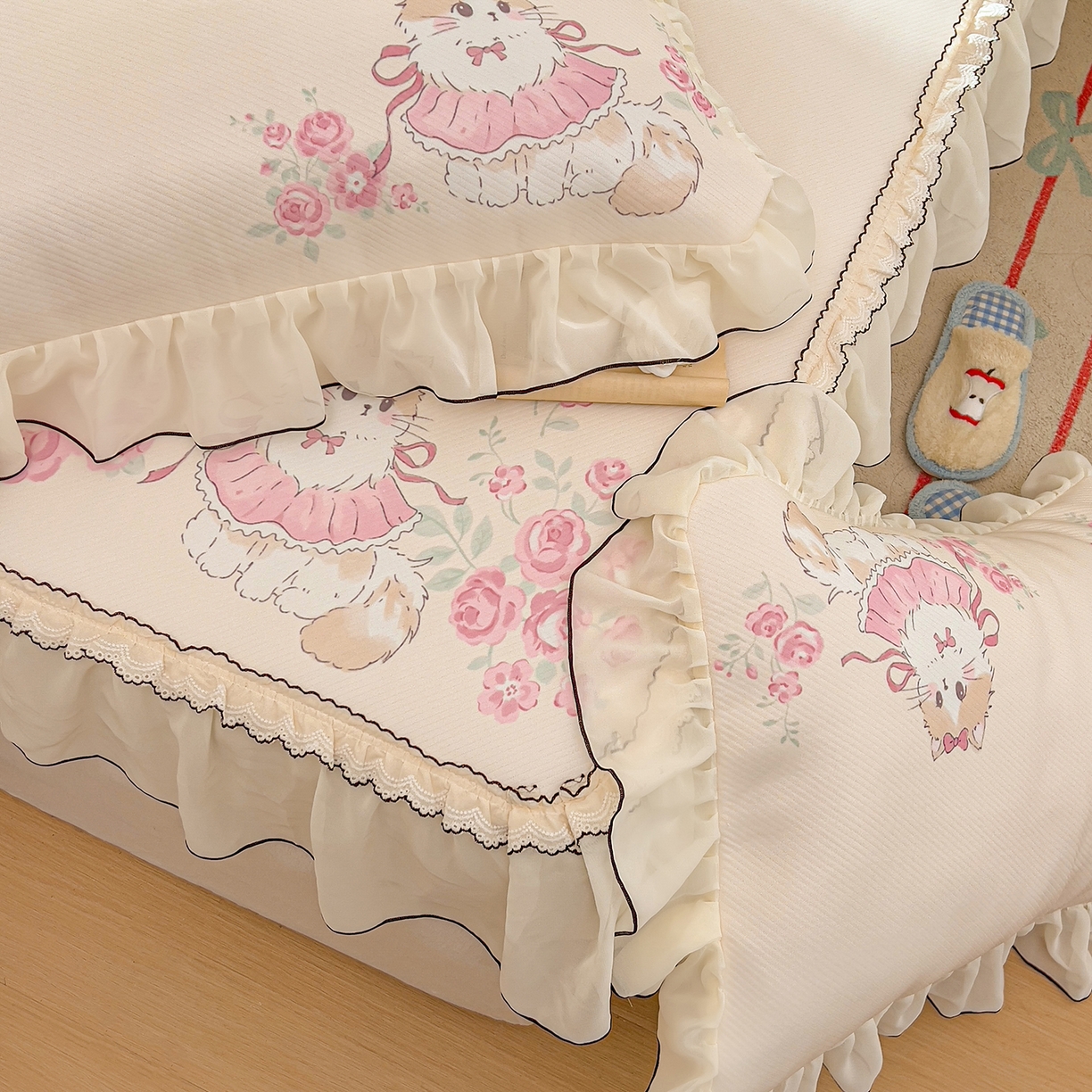 91家纺网 家纺一手货源 找家纺 川悦生活 2026新款凉豆豆凉感冰丝床裙三件套 柔粉花境