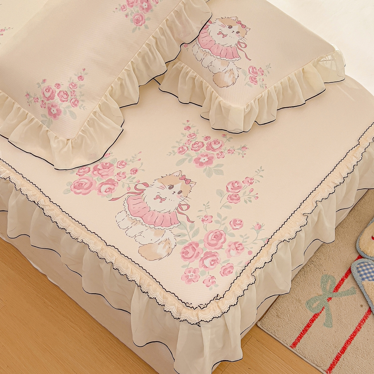 91家纺网 家纺一手货源 找家纺 川悦生活 2026新款凉豆豆凉感冰丝床裙三件套 柔粉花境