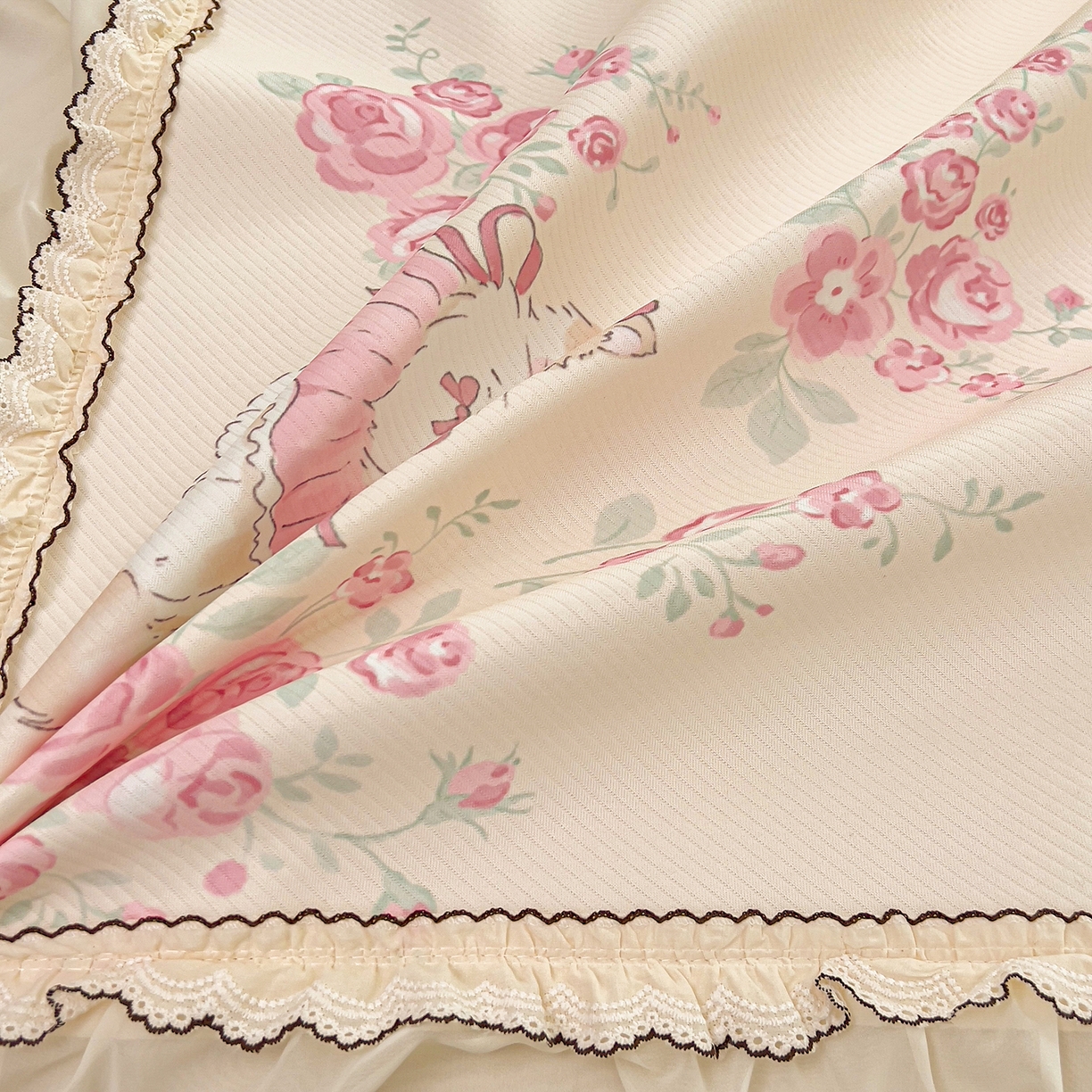 91家纺网 家纺一手货源 找家纺 川悦生活 2026新款凉豆豆凉感冰丝床裙三件套 柔粉花境