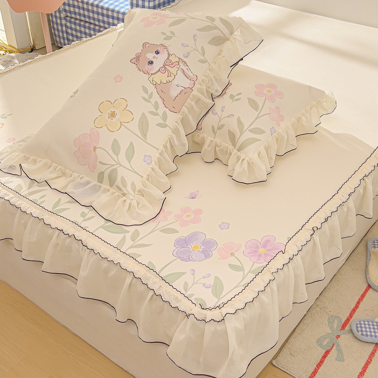 91家纺网 家纺一手货源 找家纺 川悦生活 2026新款凉豆豆凉感冰丝床裙三件套 软芙花眠