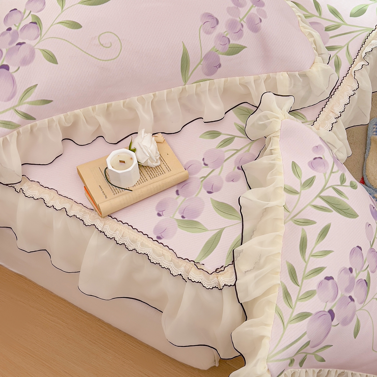 91家纺网 家纺一手货源 找家纺 川悦生活 2026新款凉豆豆凉感冰丝床裙三件套 幸福花眠