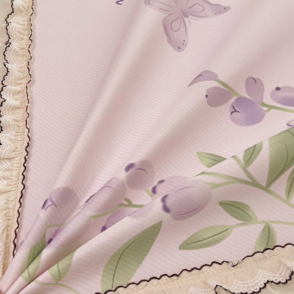 91家纺网 家纺一手货源 找家纺 川悦生活 2026新款凉豆豆凉感冰丝床裙三件套 幸福花眠