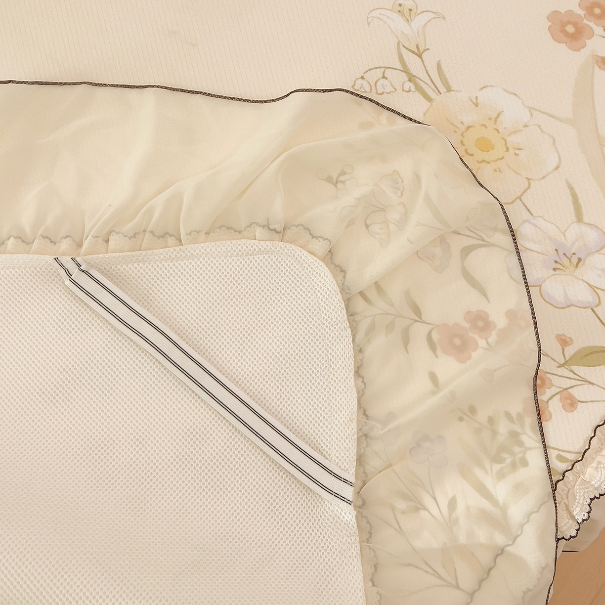 91家纺网 家纺一手货源 找家纺 川悦生活 2026新款凉豆豆凉感冰丝床裙三件套 月净花清