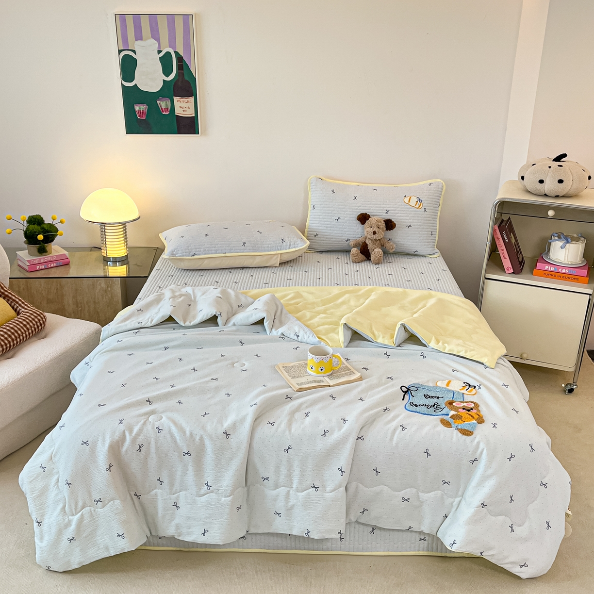 91家纺网 家纺一手货源 找家纺 云玲时尚 2026新款A类云感双层纱7A抗菌夏被四件套系列 小熊牛仔包