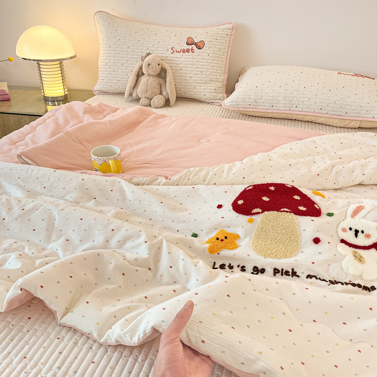 91家纺网 家纺一手货源 找家纺 云玲时尚 2026新款A类云感双层纱7A抗菌夏被四件套系列 蘑菇屋