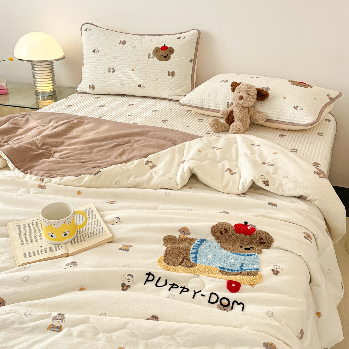 91家纺网 家纺一手货源 找家纺 云玲时尚 2026新款A类云感双层纱7A抗菌夏被四件套系列 小狗滑板日