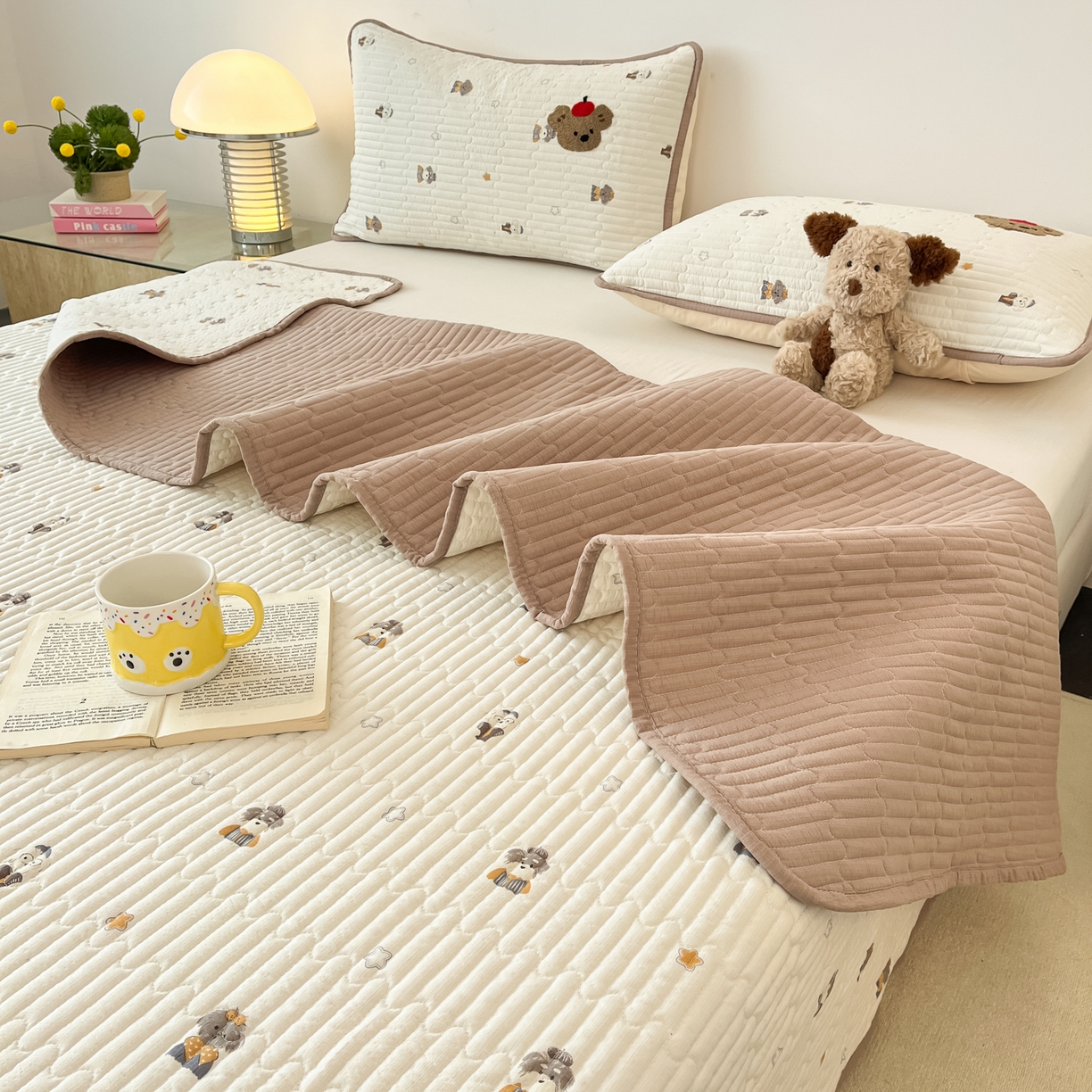 91家纺网 家纺一手货源 找家纺 云玲时尚 2026新款A类云感双层纱7A抗菌夏被四件套系列 小狗滑板日