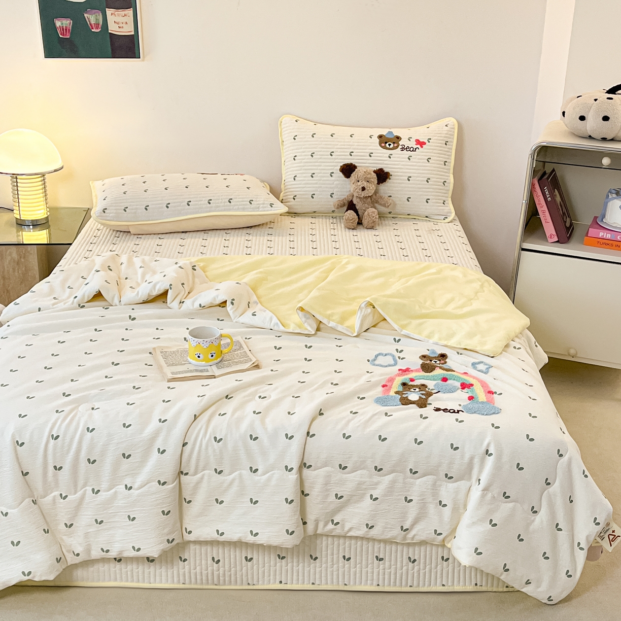 91家纺网 家纺一手货源 找家纺 云玲时尚 2026新款A类云感双层纱7A抗菌夏被四件套系列 小熊彩虹派对