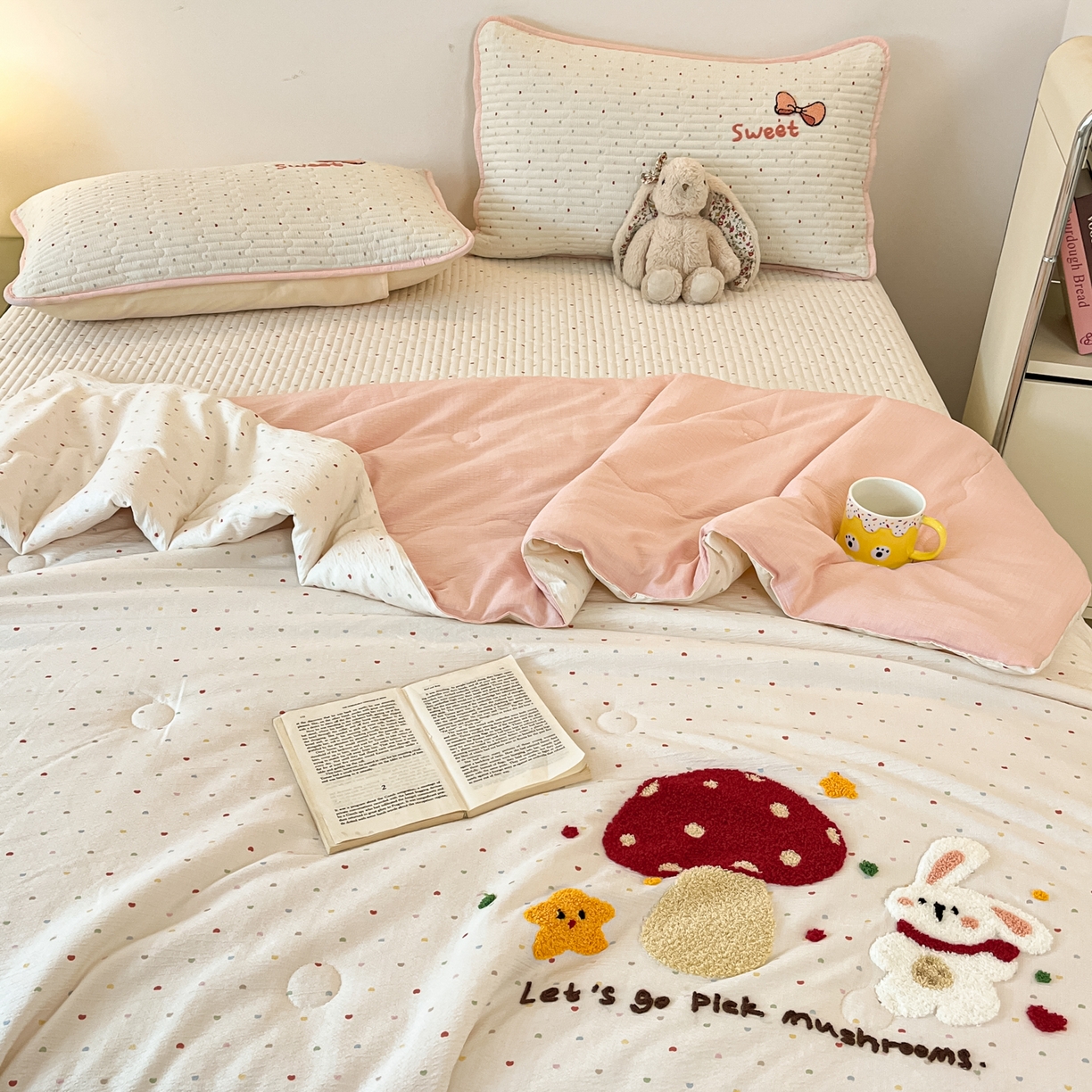 91家纺网 家纺一手货源 找家纺 云玲时尚 2026新款A类云感双层纱7A抗菌夏被四件套系列 蘑菇屋