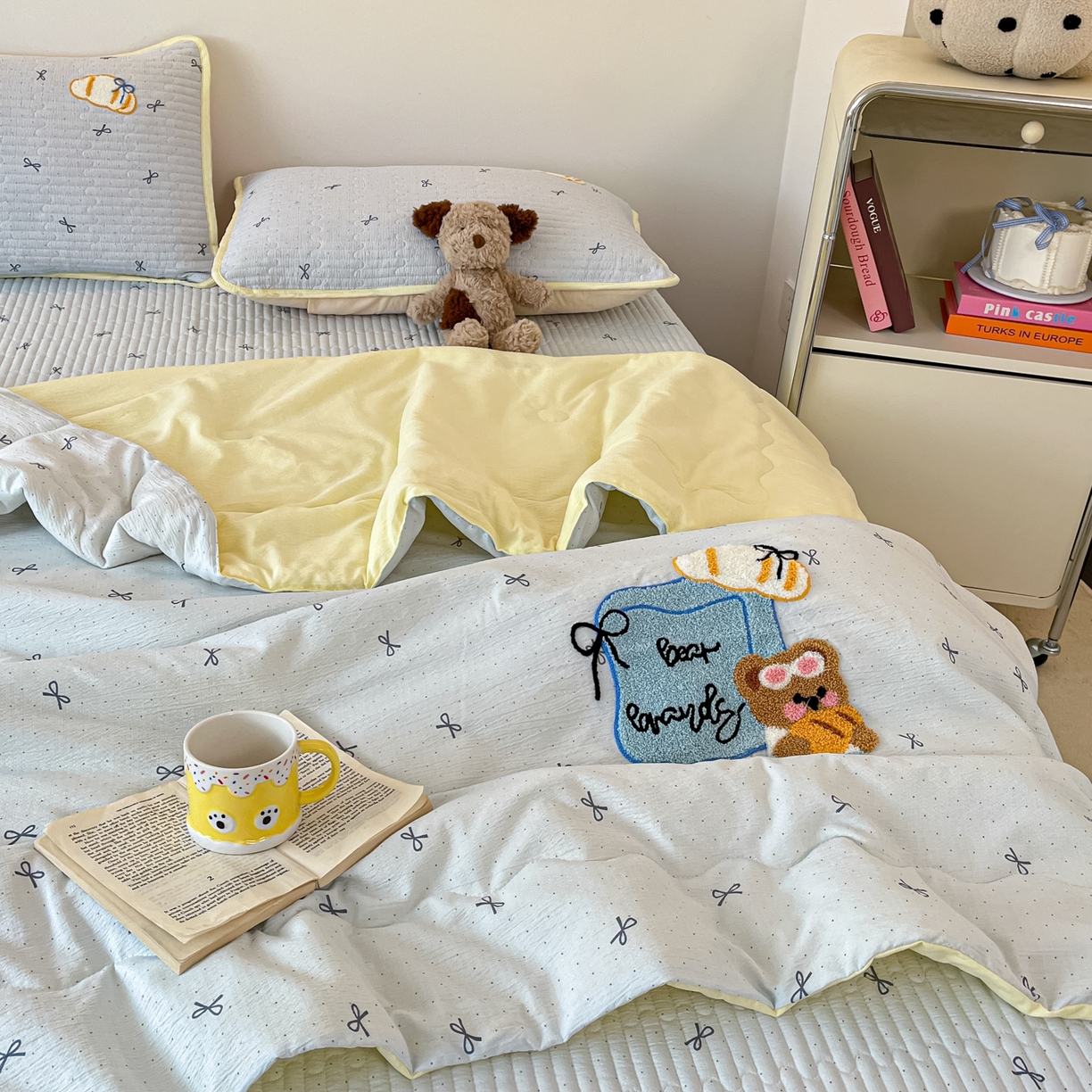 91家纺网 家纺一手货源 找家纺 云玲时尚 2026新款A类云感双层纱7A抗菌夏被四件套系列 小熊牛仔包