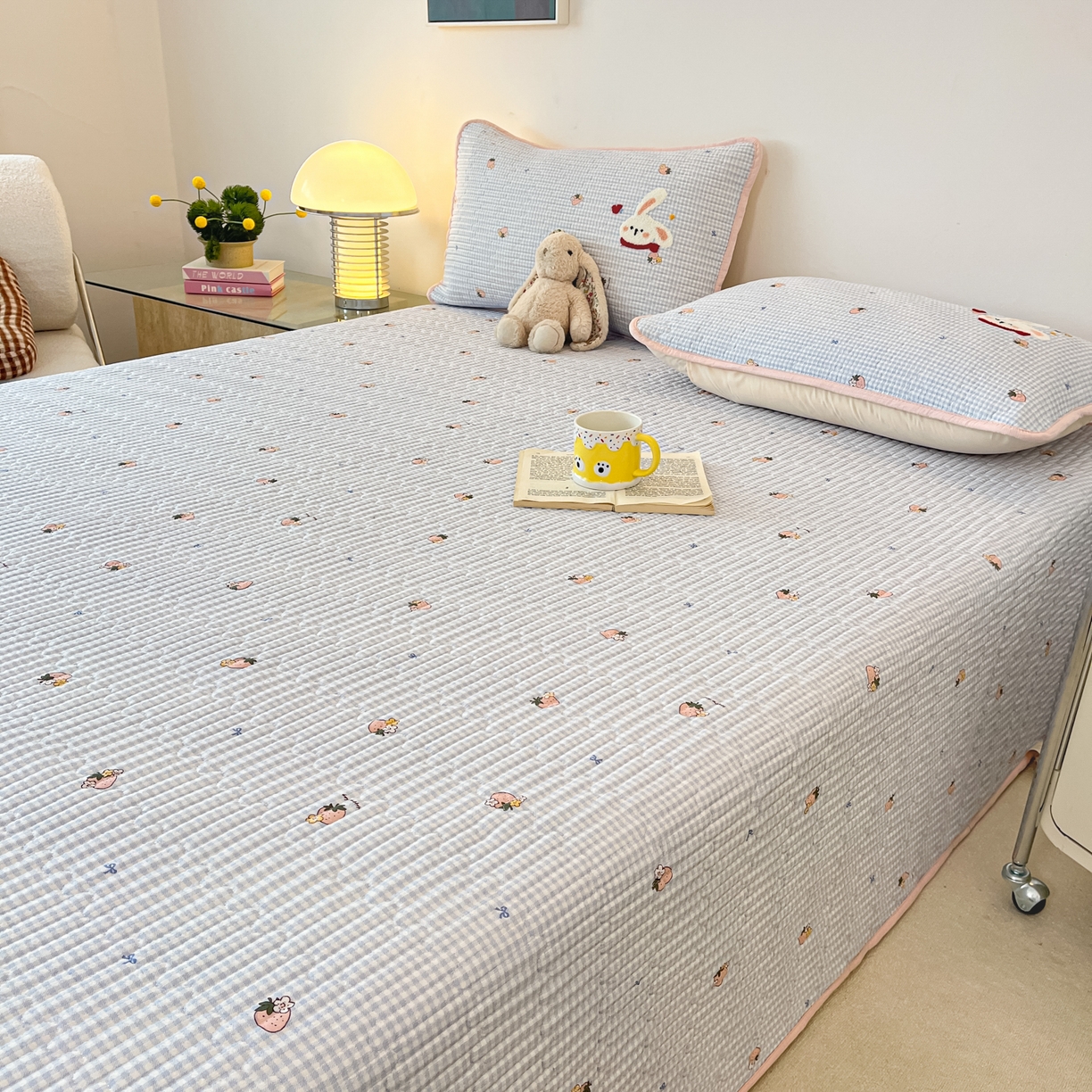 91家纺网 家纺一手货源 找家纺 云玲时尚 2026新款A类云感双层纱7A抗菌夏被四件套系列 甜兔日记