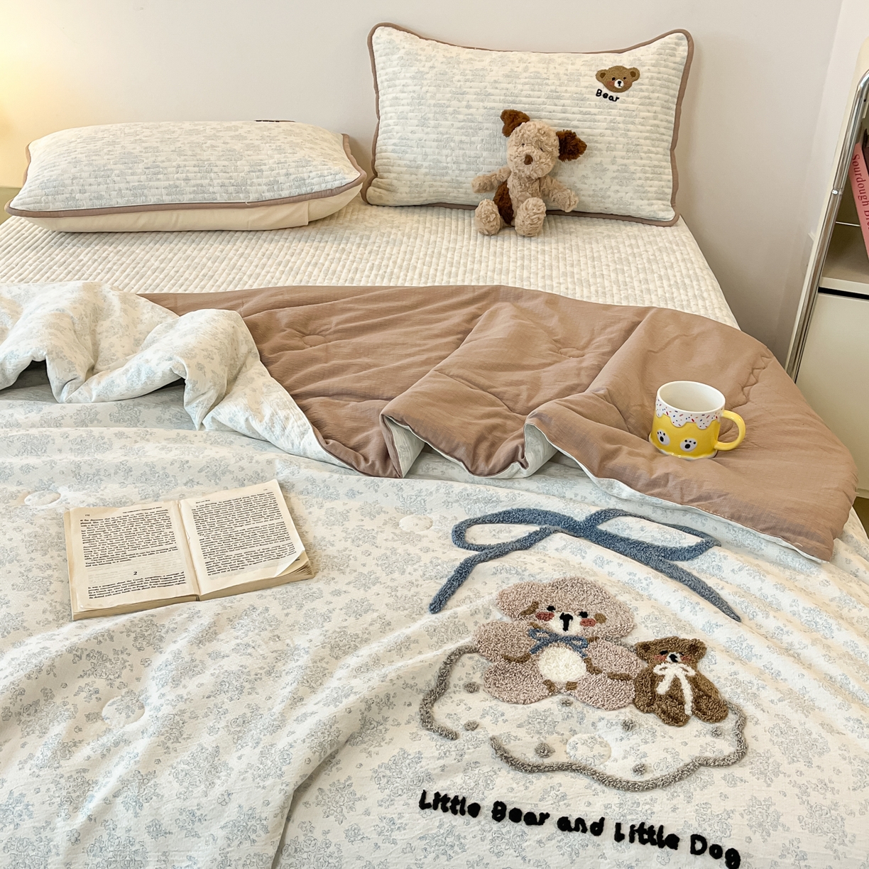 91家纺网 家纺一手货源 找家纺 云玲时尚 2026新款A类云感双层纱7A抗菌夏被四件套系列 绒绒熊