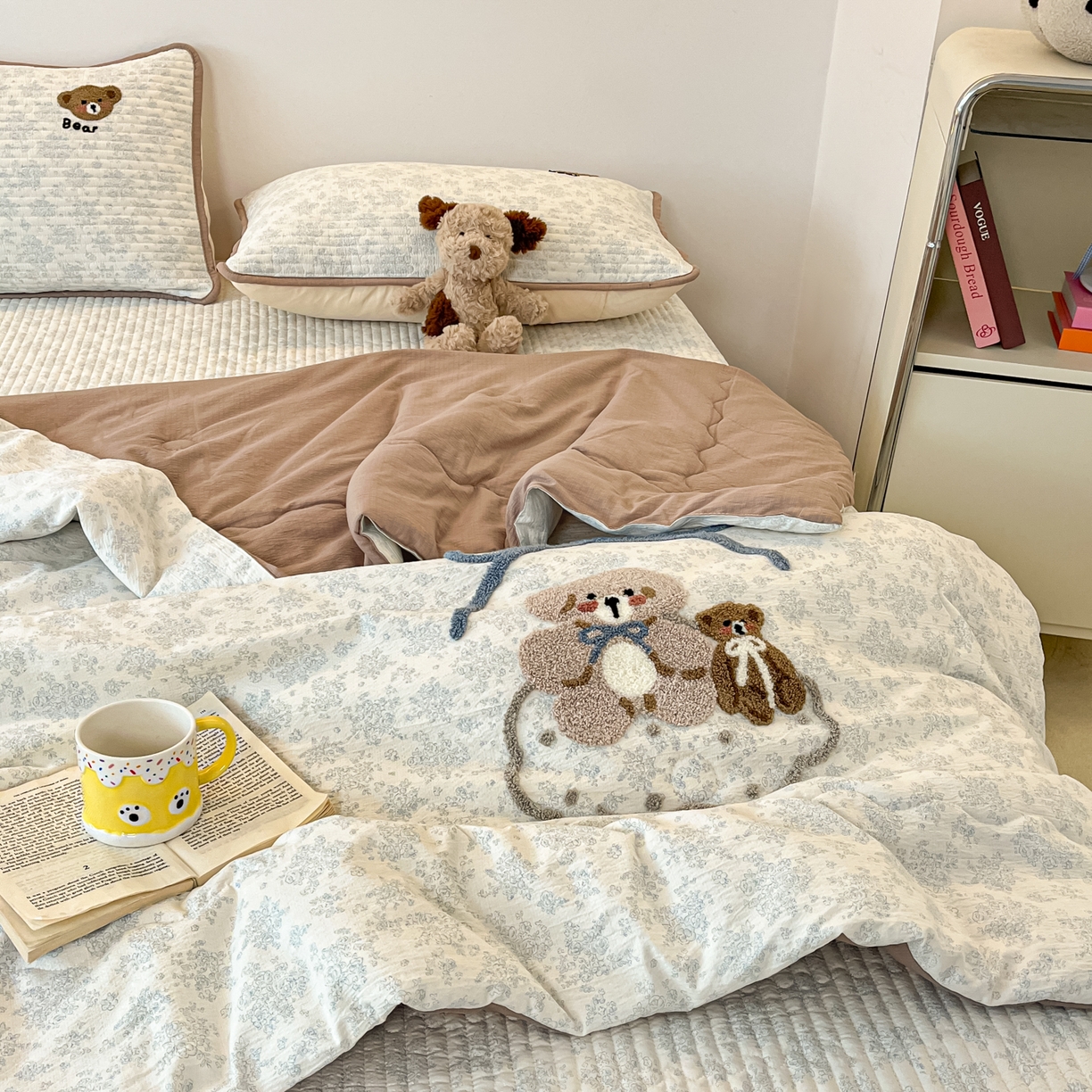 91家纺网 家纺一手货源 找家纺 云玲时尚 2026新款A类云感双层纱7A抗菌夏被四件套系列 绒绒熊