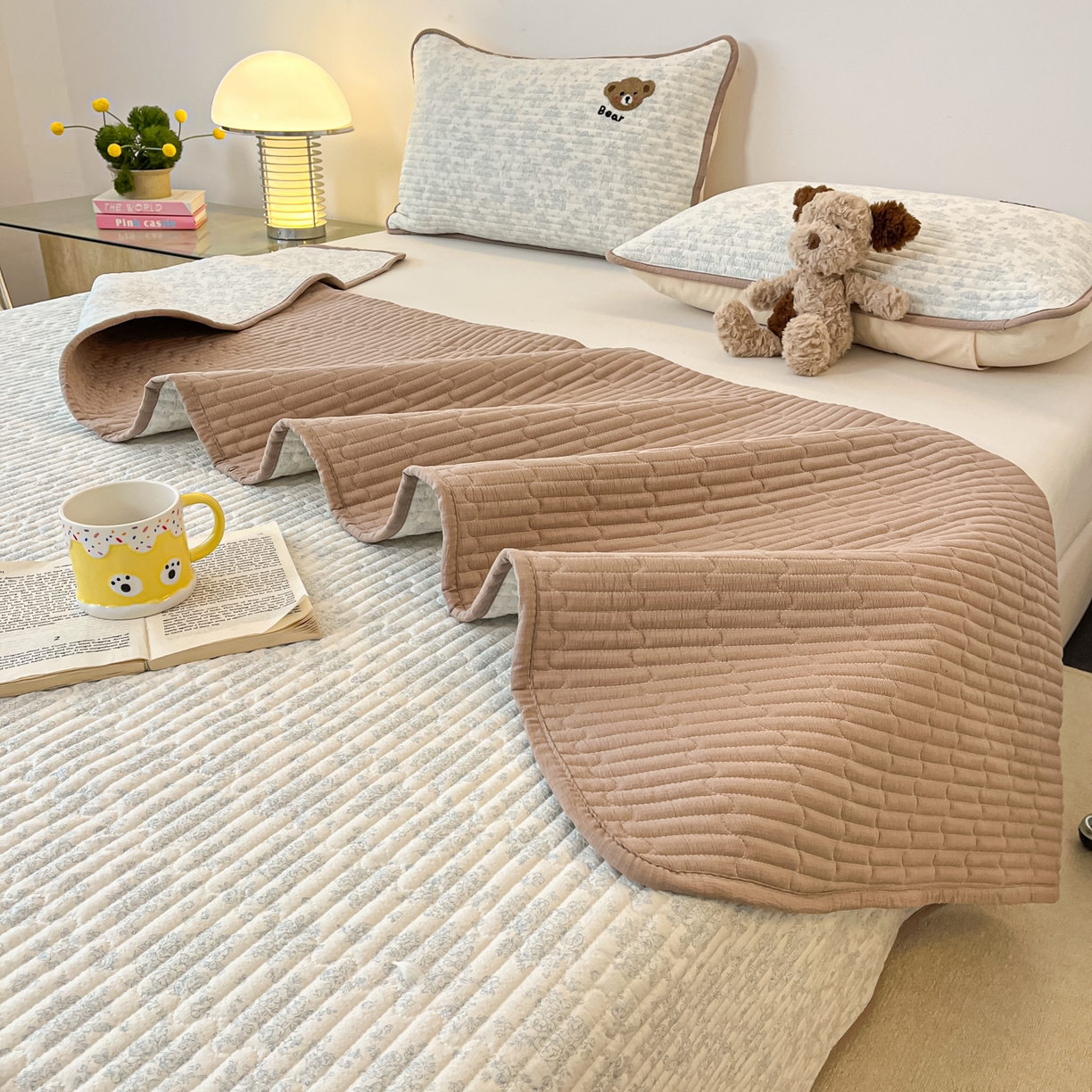 91家纺网 家纺一手货源 找家纺 云玲时尚 2026新款A类云感双层纱7A抗菌夏被四件套系列 绒绒熊