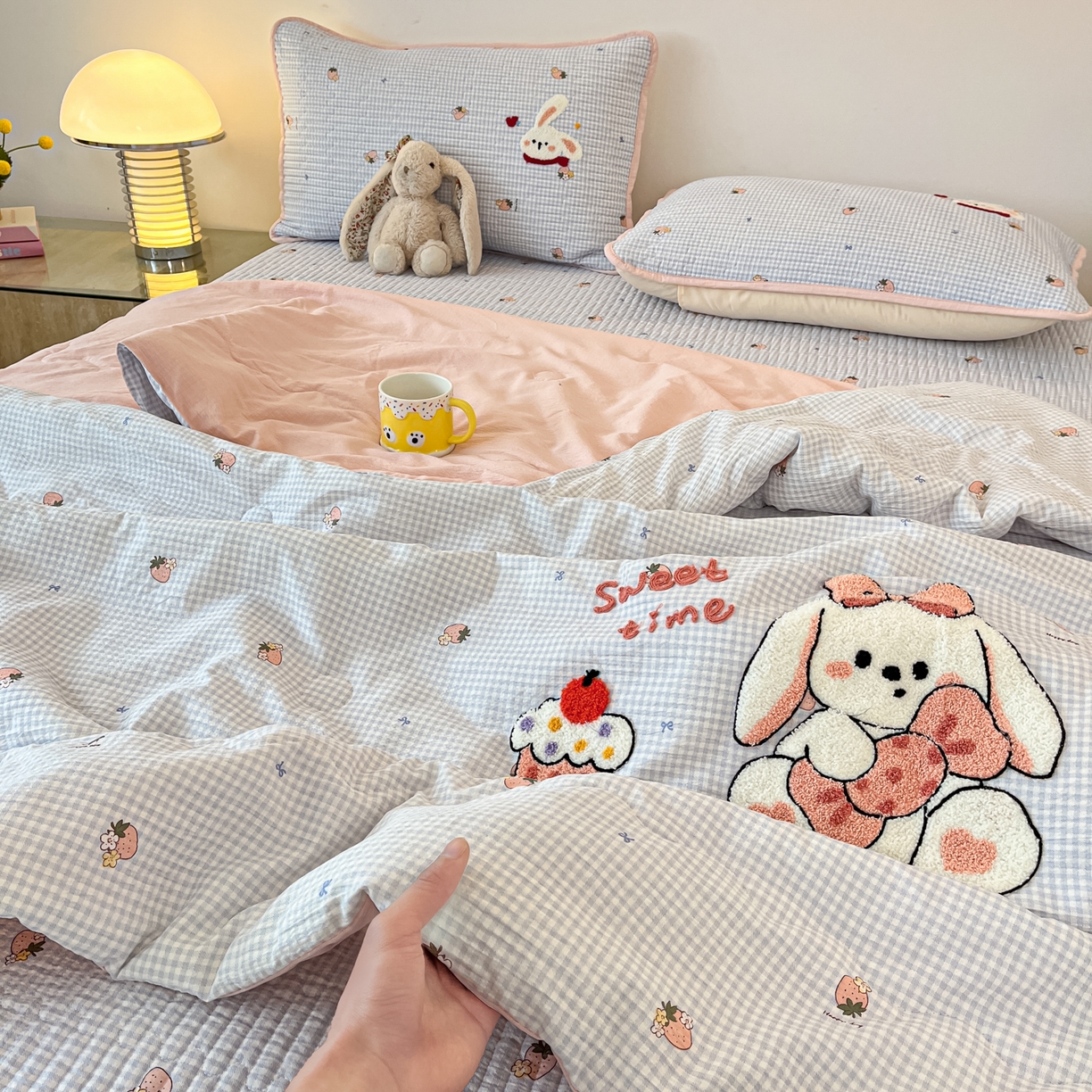 91家纺网 家纺一手货源 找家纺 云玲时尚 2026新款A类云感双层纱7A抗菌夏被四件套系列 甜兔日记