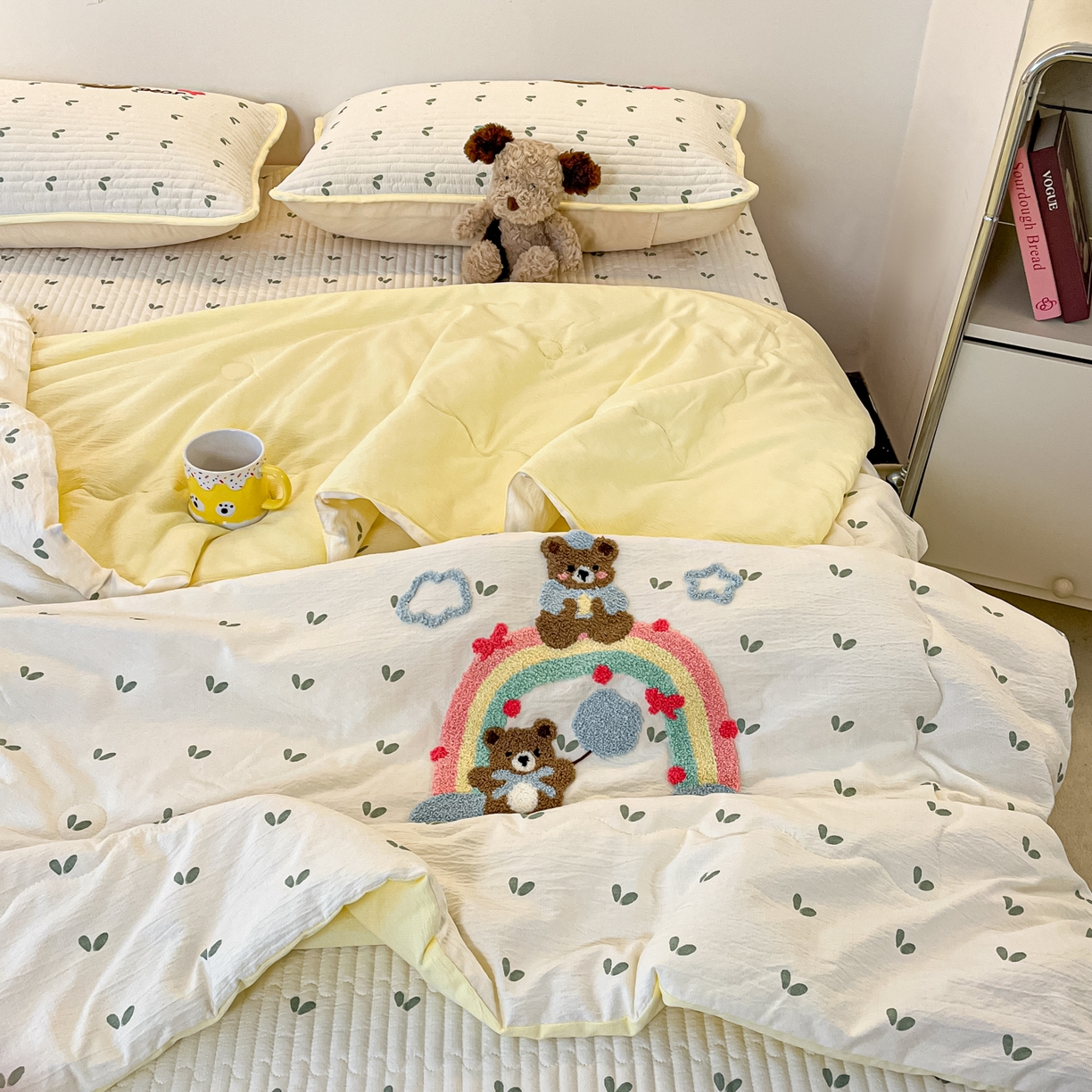 91家纺网 家纺一手货源 找家纺 云玲时尚 2026新款A类云感双层纱7A抗菌夏被四件套系列 小熊彩虹派对