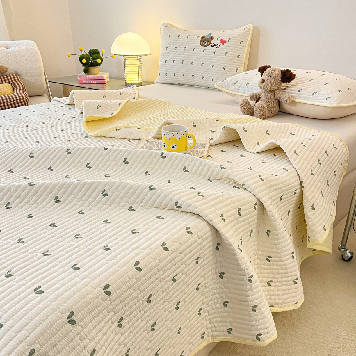 91家纺网 家纺一手货源 找家纺 云玲时尚 2026新款A类云感双层纱7A抗菌夏被四件套系列 小熊彩虹派对