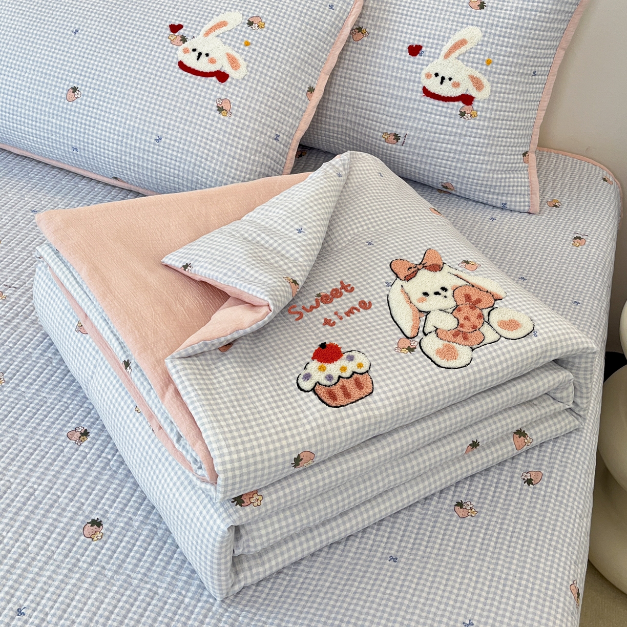 云玲时尚 2026新款A类云感双层纱7A抗菌夏被四件套系列 甜兔日记