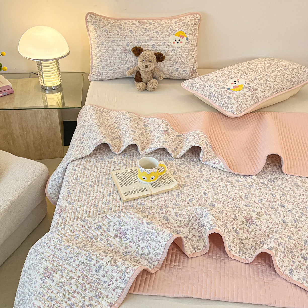 91家纺网 家纺一手货源 找家纺 云玲时尚 2026新款A类云感双层纱7A抗菌夏被四件套系列 小熊酱