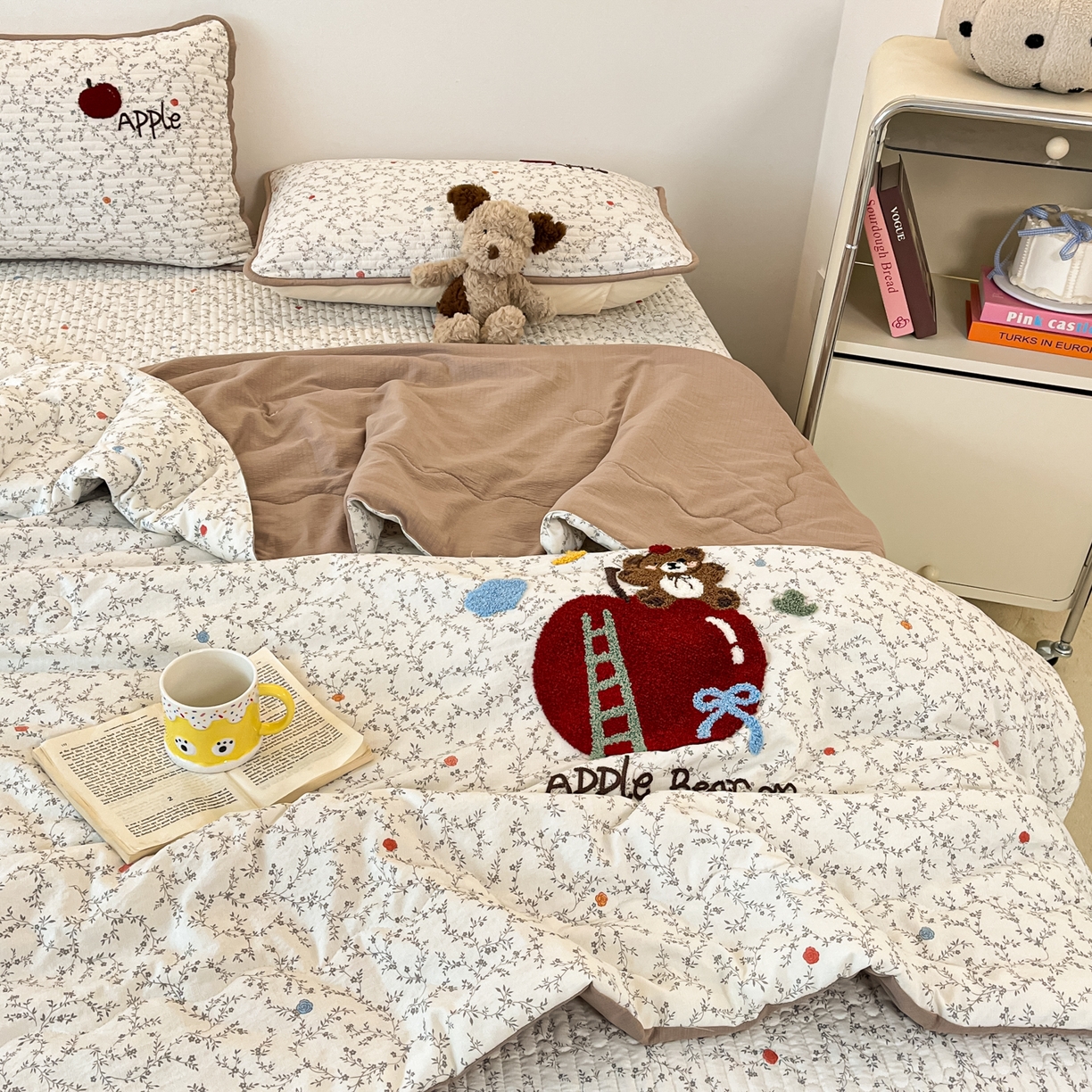 91家纺网 家纺一手货源 找家纺 云玲时尚 2026新款A类云感双层纱7A抗菌夏被四件套系列 元气苹果熊