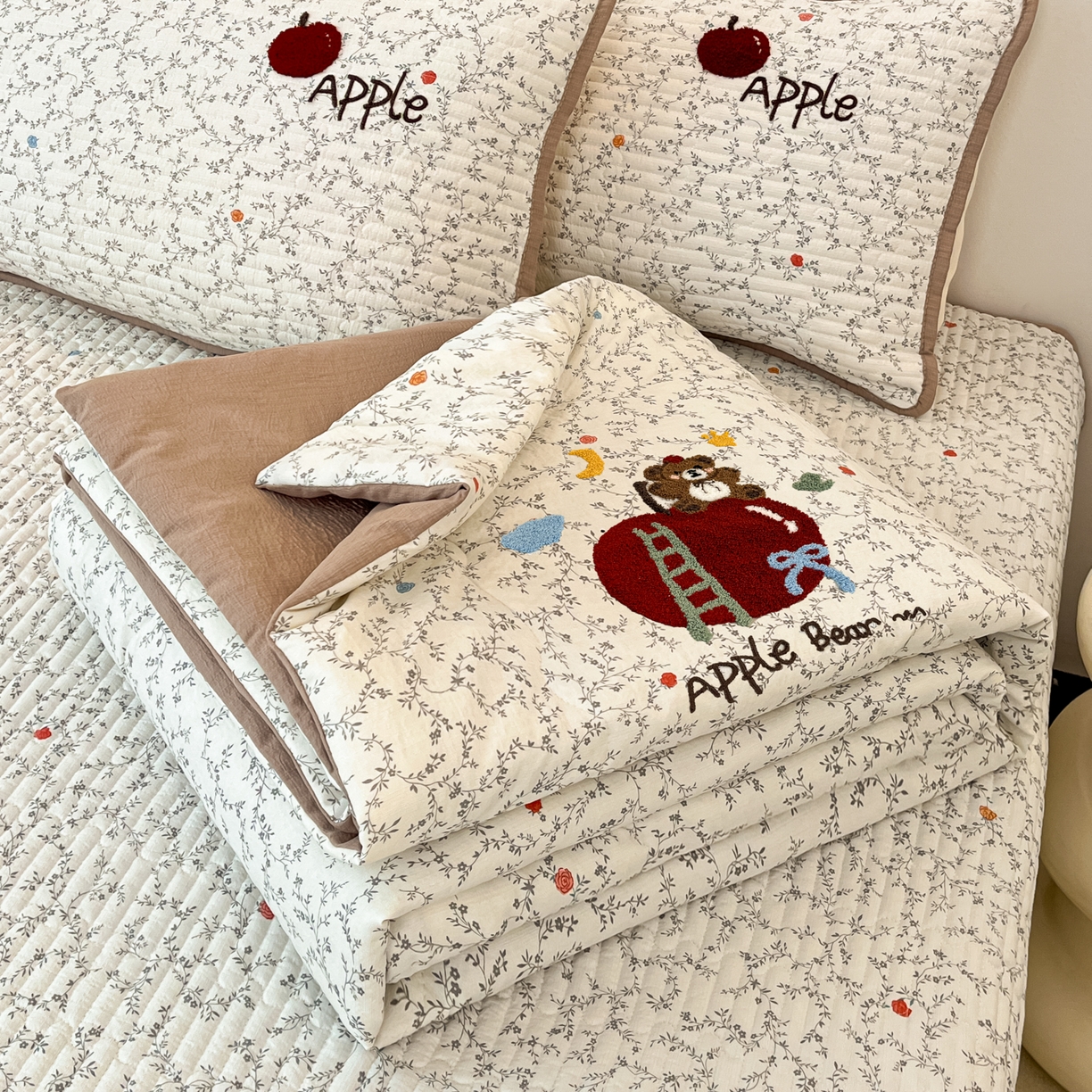 云玲时尚 2026新款A类云感双层纱7A抗菌夏被四件套系列 元气苹果熊