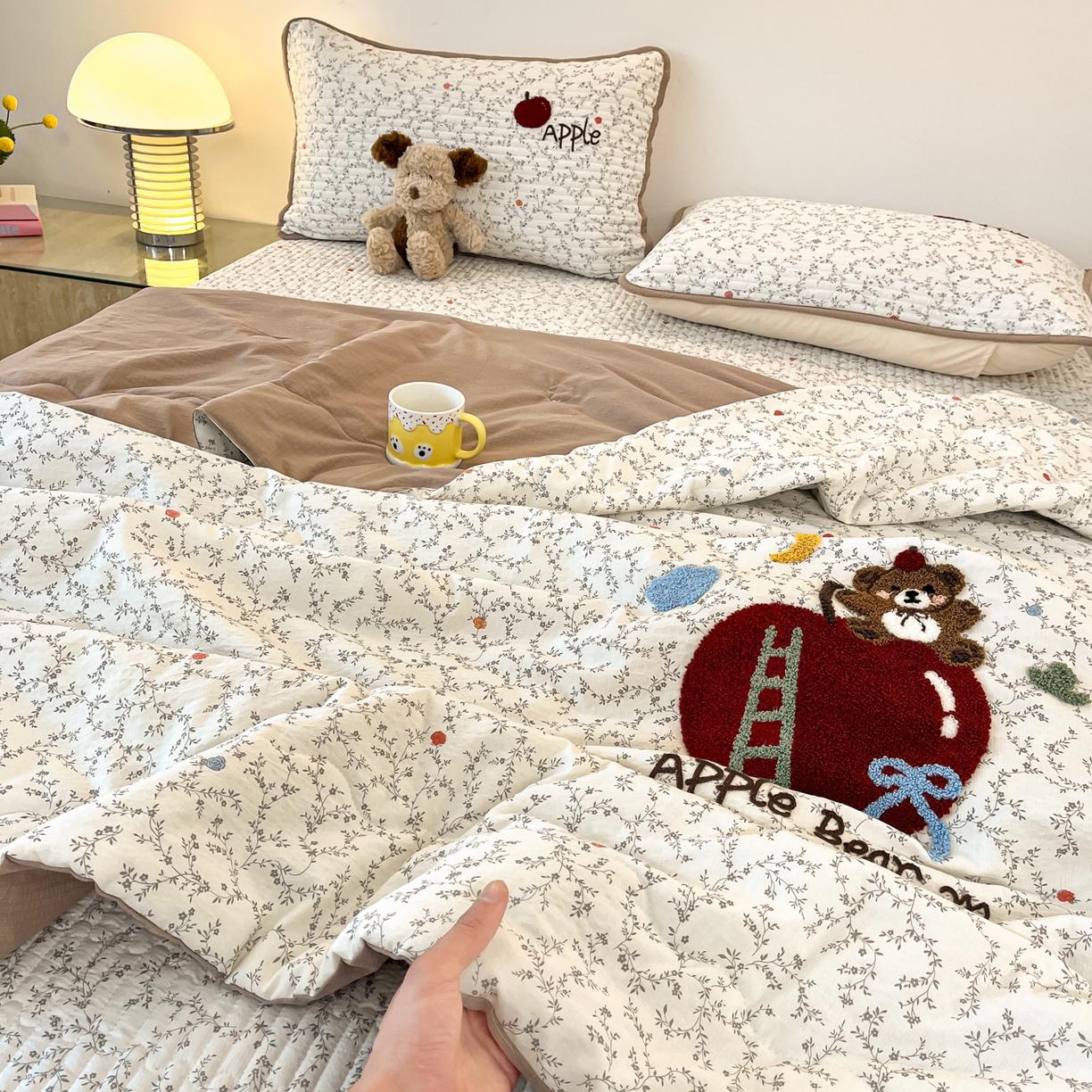 91家纺网 家纺一手货源 找家纺 云玲时尚 2026新款A类云感双层纱7A抗菌夏被四件套系列 元气苹果熊