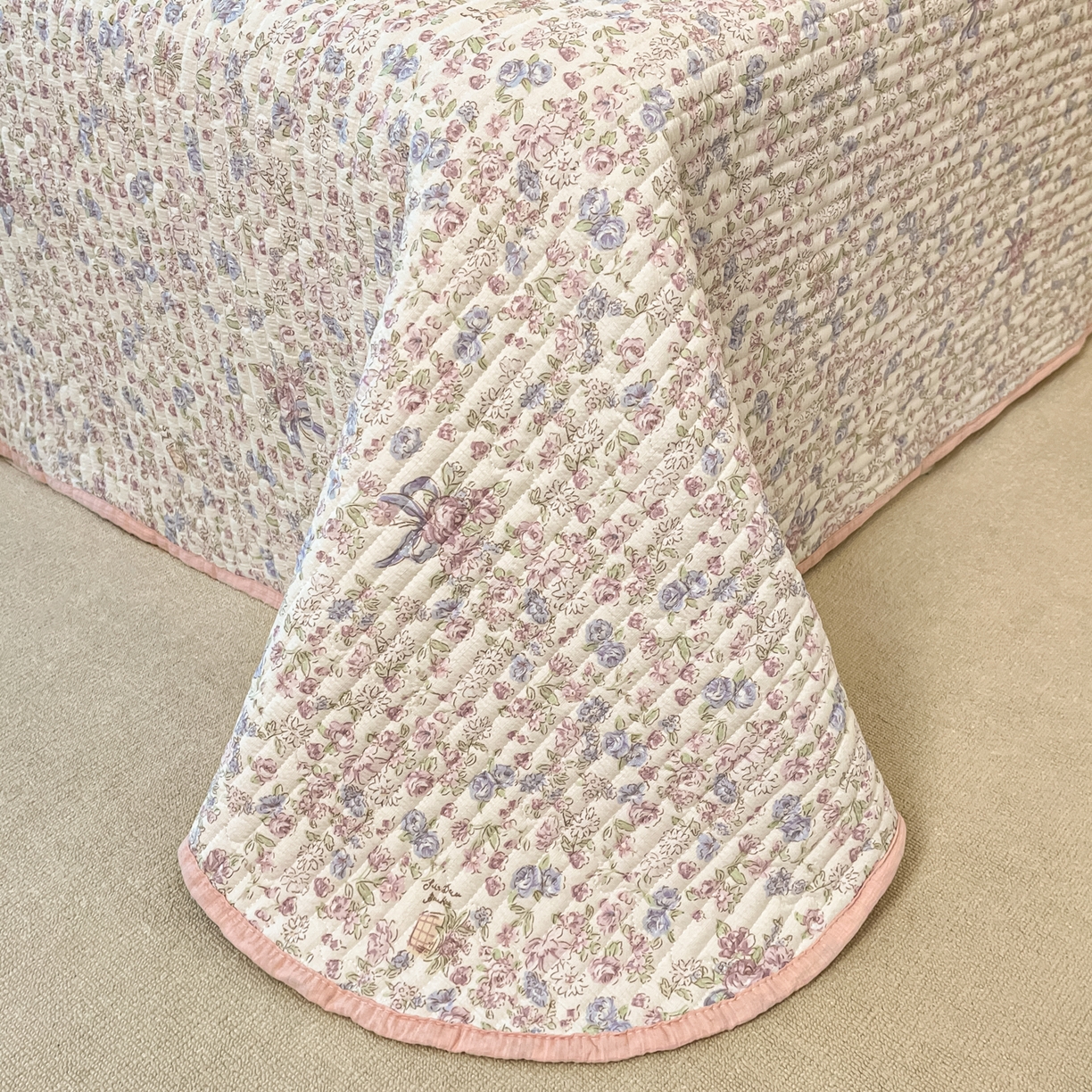 91家纺网 家纺一手货源 找家纺 云玲时尚 2026新款A类云感双层纱7A抗菌夏被四件套系列 小熊酱