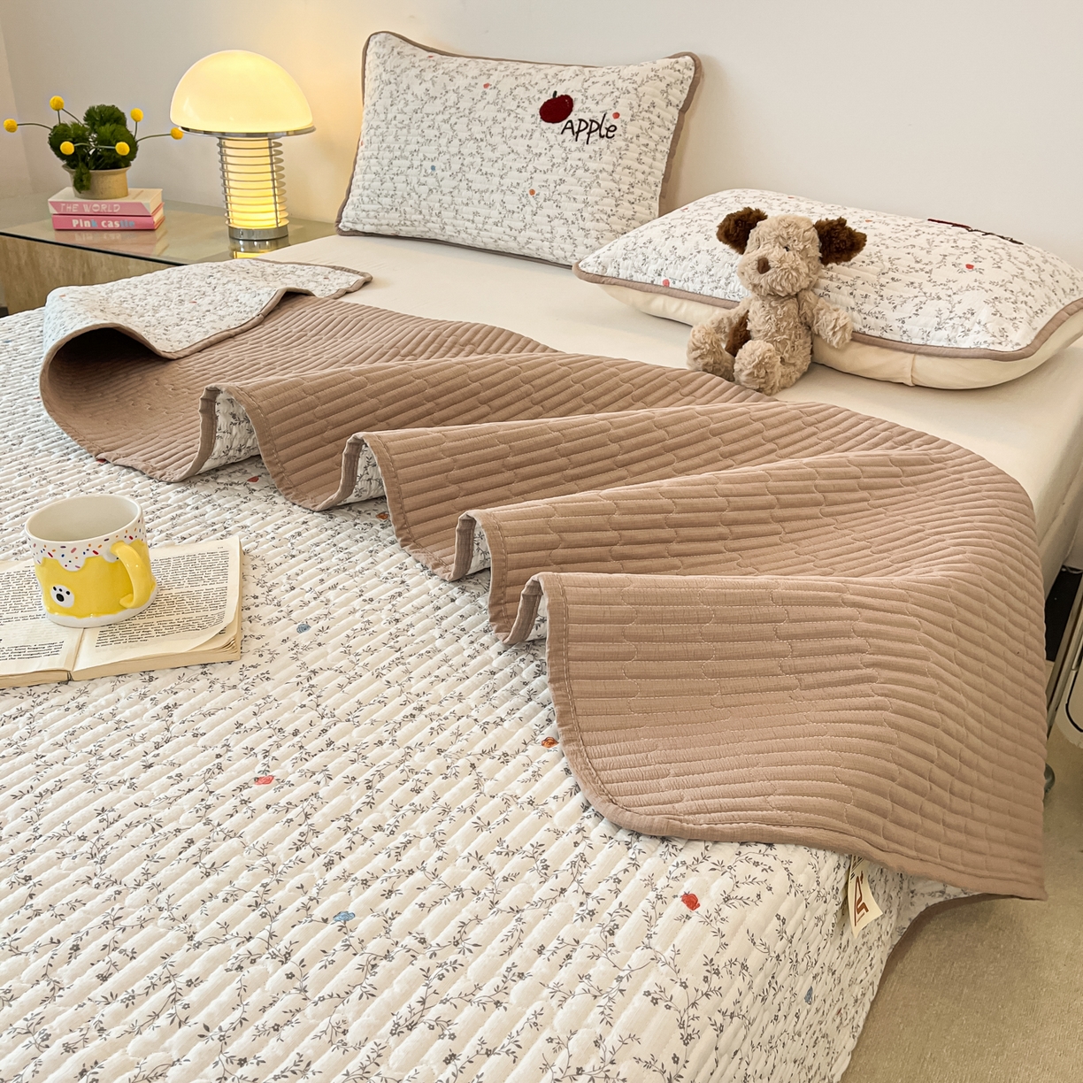 91家纺网 家纺一手货源 找家纺 云玲时尚 2026新款A类云感双层纱7A抗菌夏被四件套系列 元气苹果熊