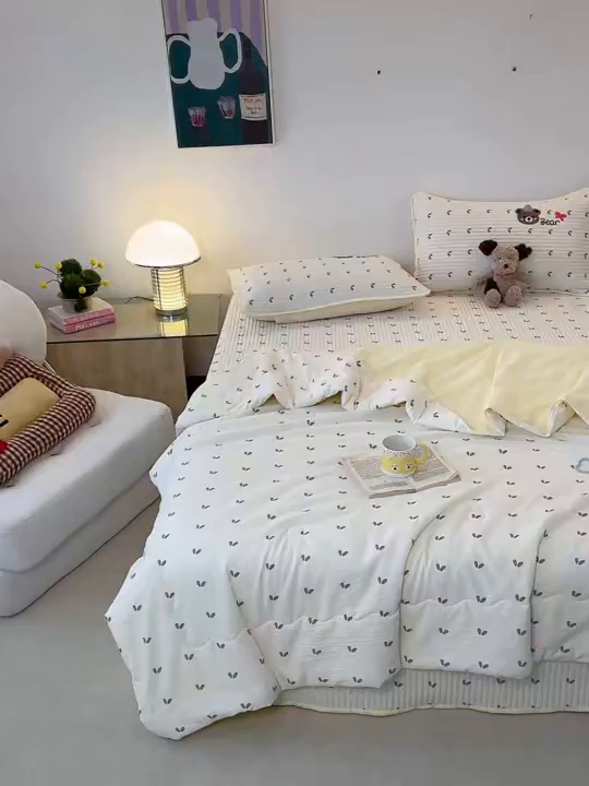 91家纺网 家纺一手货源 找家纺 云玲时尚 2026新款A类云感双层纱7A抗菌夏被四件套系列 小熊彩虹派对