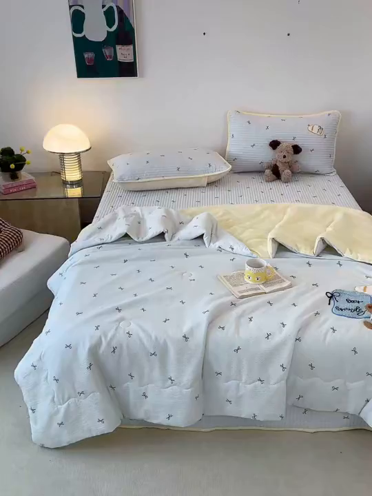 91家纺网 家纺一手货源 找家纺 云玲时尚 2026新款A类云感双层纱7A抗菌夏被四件套系列 小熊牛仔包