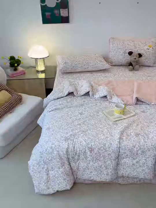 91家纺网 家纺一手货源 找家纺 云玲时尚 2026新款A类云感双层纱7A抗菌夏被四件套系列 小熊酱