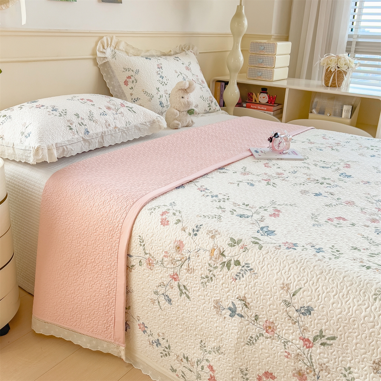 91家纺网 家纺一手货源 找家纺 慕木家纺 2026新款A类印花慕丝棉花边款床盖夏被系列(抽空压缩可供跨境)提供买家秀 洛可可+粉