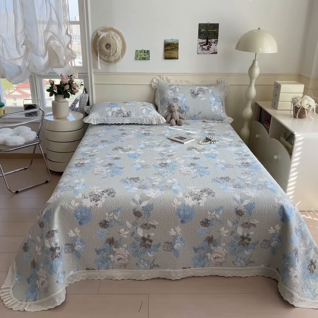 91家纺网 家纺一手货源 找家纺 慕木家纺 2026新款A类印花慕丝棉花边款床盖夏被系列(抽空压缩可供跨境)提供买家秀 蓝漪+蓝