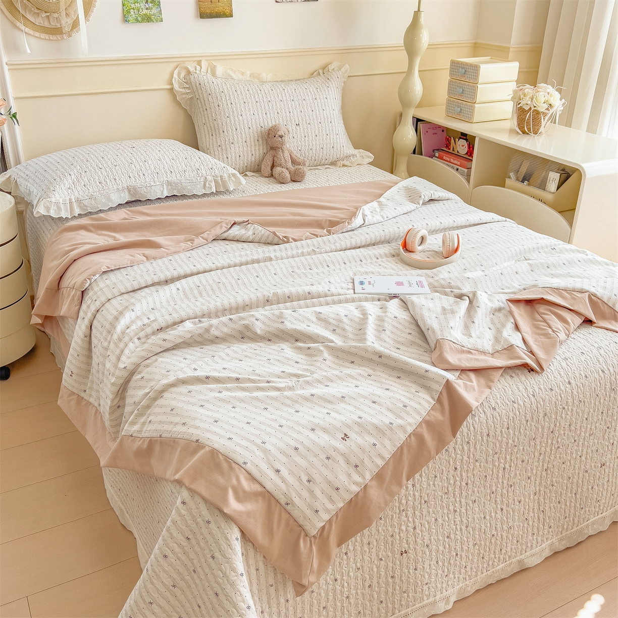 91家纺网 家纺一手货源 找家纺 慕木家纺 2026新款A类印花慕丝棉花边款床盖夏被系列(抽空压缩可供跨境)提供买家秀 波点序章+驼