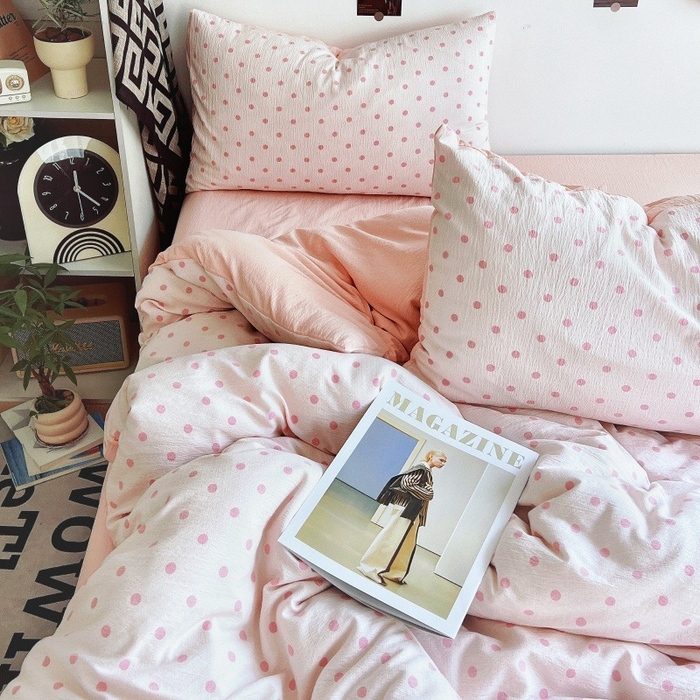 91家纺网 家纺一手货源 找家纺 朵朵家纺 2026新款高级感轻奢复古美拉德色系双层纱泡芙棉床品四件套加厚水洗双层纱软 粉红波点