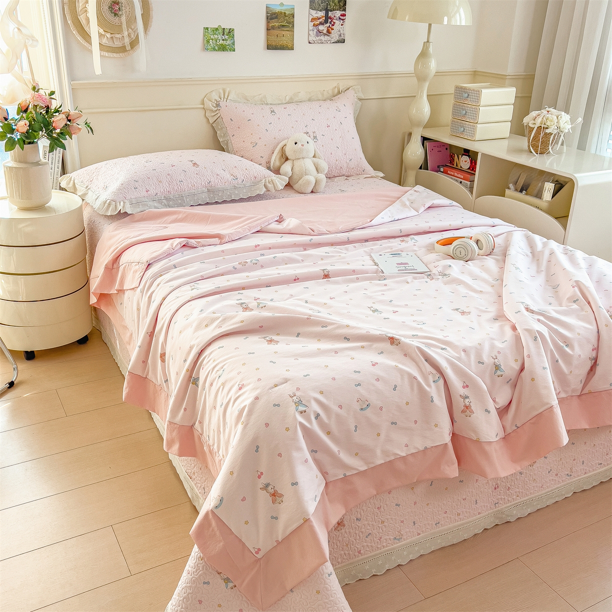 91家纺网 家纺一手货源 找家纺 慕木家纺 2026新款A类印花慕丝棉花边款床盖夏被系列(抽空压缩可供跨境)提供买家秀 星心兔语+粉