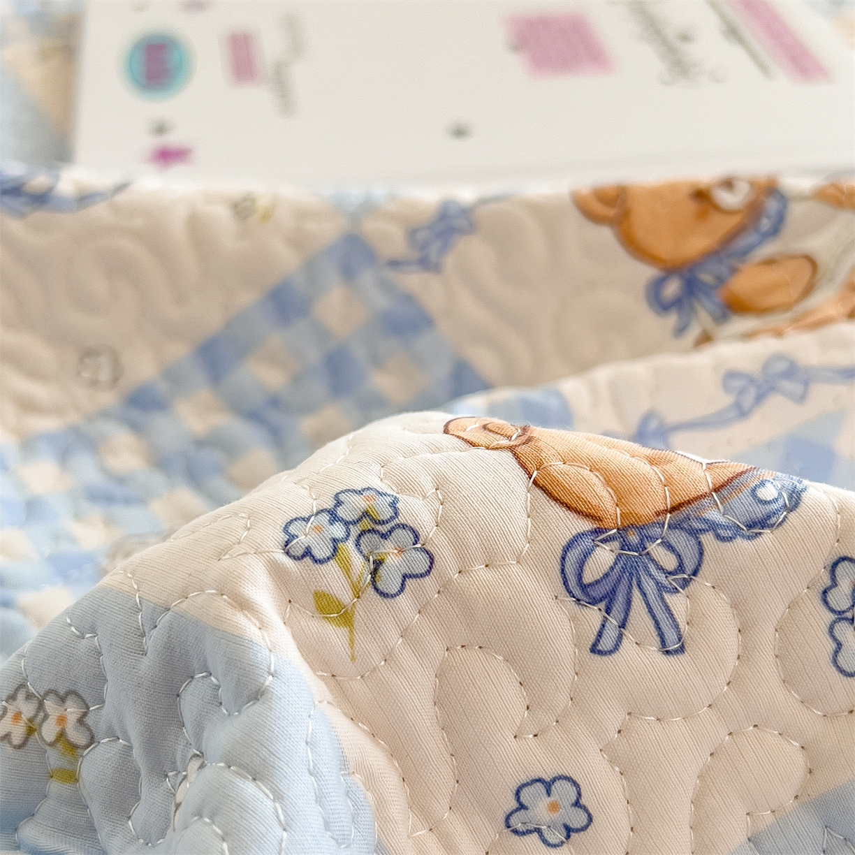 91家纺网 家纺一手货源 找家纺 慕木家纺 2026新款A类印花慕丝棉花边款床盖夏被系列(抽空压缩可供跨境)提供买家秀 熊兔叙+蓝