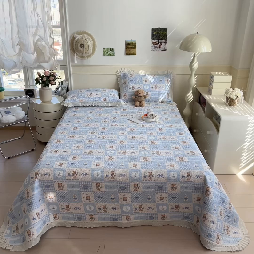 91家纺网 家纺一手货源 找家纺 慕木家纺 2026新款A类印花慕丝棉花边款床盖夏被系列(抽空压缩可供跨境)提供买家秀 熊兔叙+蓝
